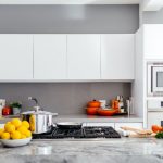 Ako pomocou „triku s farbami“ maximálne využiť priestor v malej kuchyni